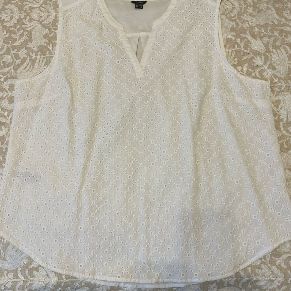 Eddie Bauer White Eyelet Women's Sleeveless Tunic Style Blouse. Size 2XL So Cute